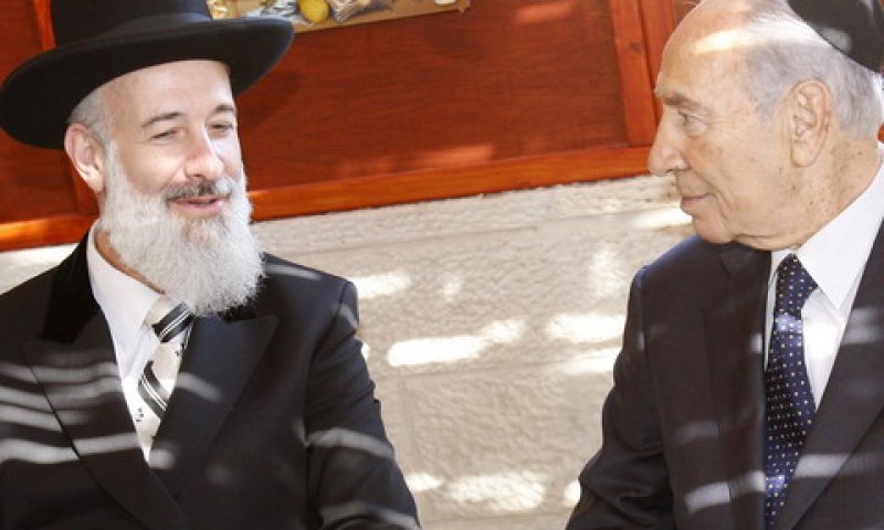 שיתוף פעולה לקירוב לבבות. הנשיא פרס עם הרב הראשי מצגר ועם הרב עובדיה יוסף [פלאש 90]