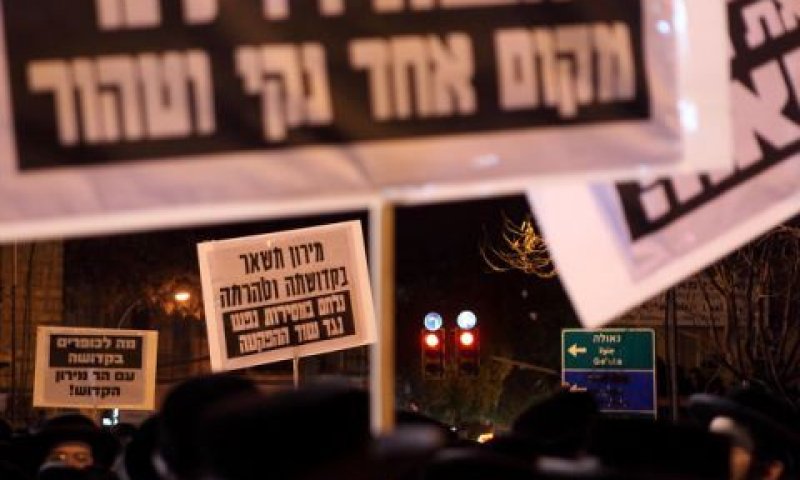 הפגנה של חרדים נגד הפקעת מתחם קבר הרשב"י במירון [צילום: פלאש 90]