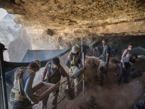 החפירה במערת הגולגלות, שם התגלתה פיסת האריג [צילום: יולי שוורץ רשות העתיקות]