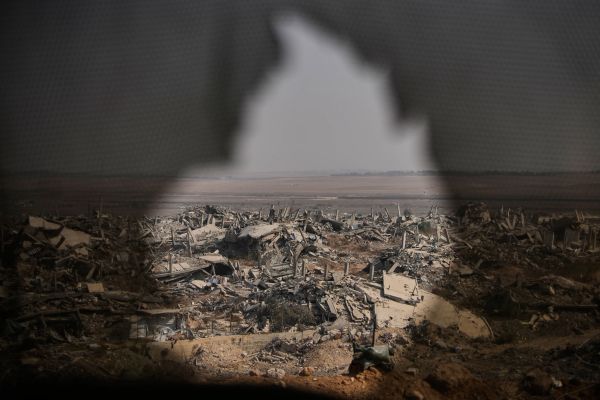 מבנים שנהרסו על ידי הצבא הישראלי נותרים בהריסות, כפי שנראה מעמדה צבאית בשכונת שג'אעיה בעיר עזה [צילום: אוהד צוויגנברג/AP]