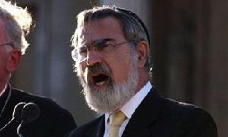 ג'ונתן סאקס נושא נאום בלונדון לאחר אירועי טרור ב-2005 שבמהלכם נהרגו 53 איש [צילום: AP]