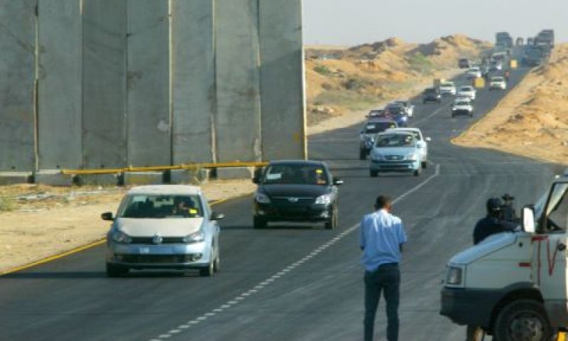 מעבר כרם שלום. קשרים עסקיים ענפים עם חברות פלשתיניות [צילום: פלאש 90]