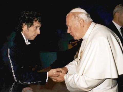 דילן עם האפיפיור [צילום: AP]