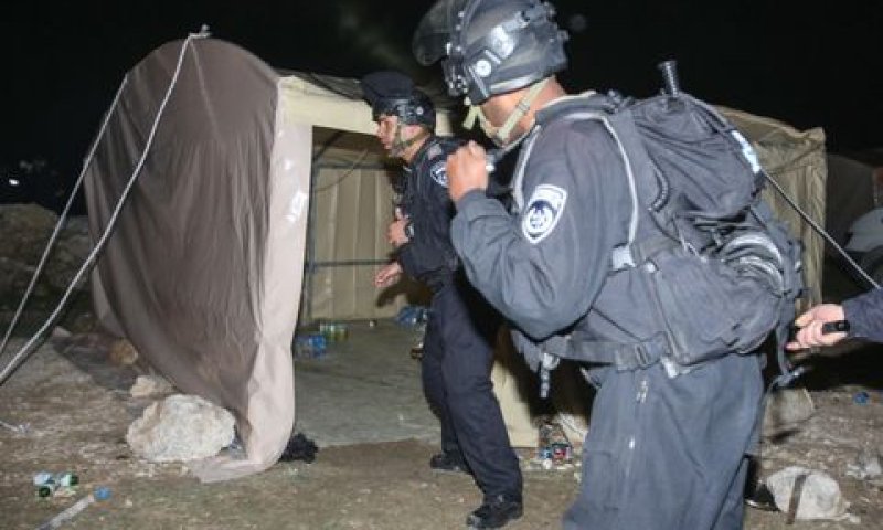 השוטרים הגיעו באישון לילה [צילום: פלאש 90]