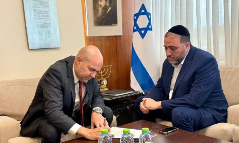 ארבל מגיש את מכתב ההתפטרות לאוחנה [צילום: תקשורת יו"ר הכנסת]