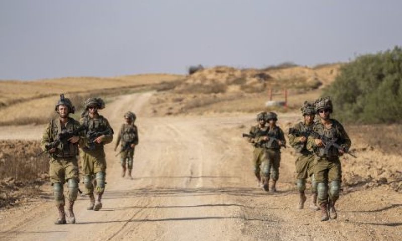 לוחמים בגבול רצועת עזה [צילום: אוהד צוויגנברג/AP]