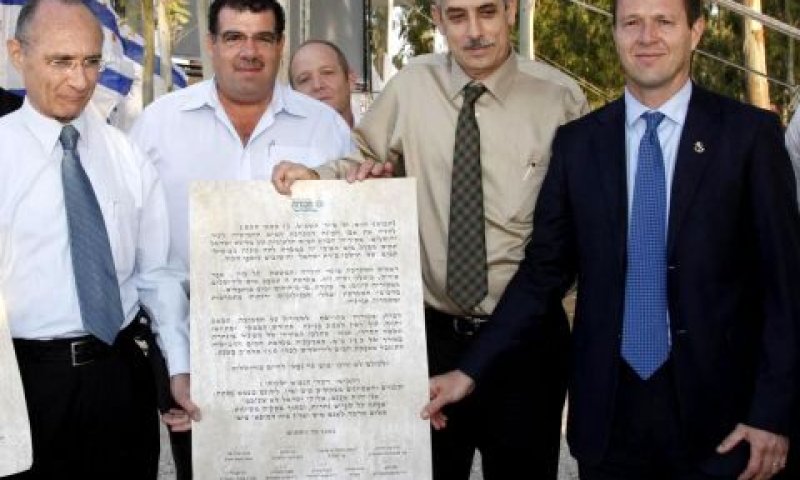 מימין לשמאל: ניר ברקת, עידו רוזליו, ניר ברקת, משה קלצ'ין ועוזי לנדאו בטקס הנחת הקו [צילום: ששון תירם]