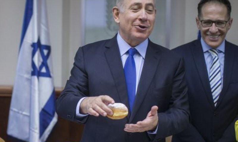 נתניהו. אוחז בסופגנייה [צילום: יונתן זינדל/פלאש 90]