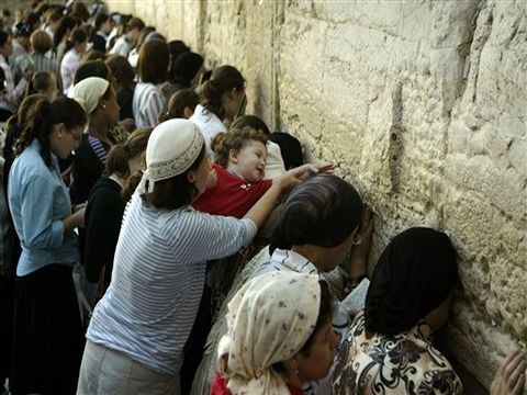 אפלית בנות מזרחיות במגזר החרדי [צילום: AP]