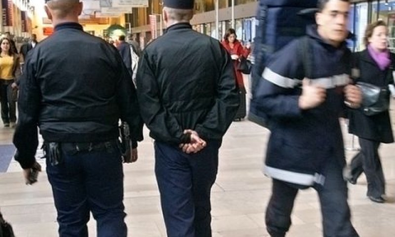 שוטרים מאבטחים תחנת רכבת בפריז [צילום: Jacques Brinon/AP]