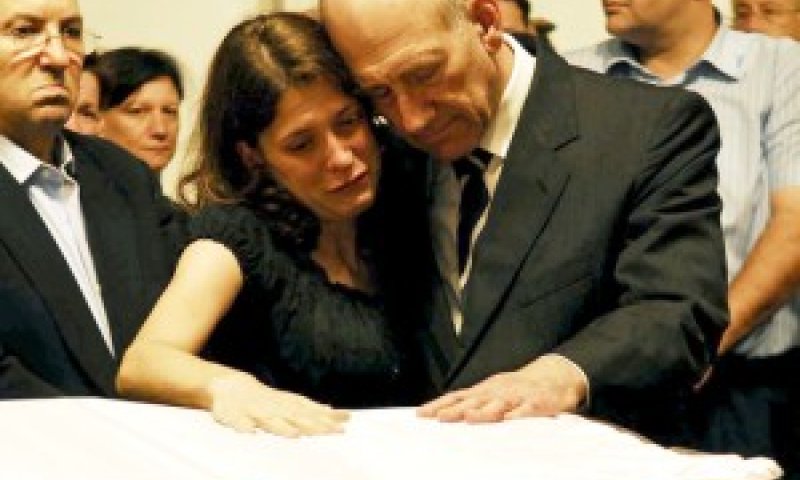 ראש הממשלה וקרנית גולדווסר סמוך לארונו של אודי [צילום: לע"מ]