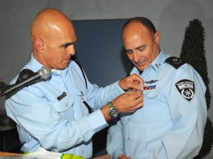 זה שנכנס וזה שיוצא. ניצב איילון וניצב פרנקו [צילום: מאיר ונונו]