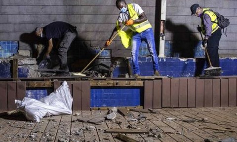 אנשי המשטרה מטפלים זירת נפילת הרקטה באשדוד [צילום: צפריר אביוב/AP]