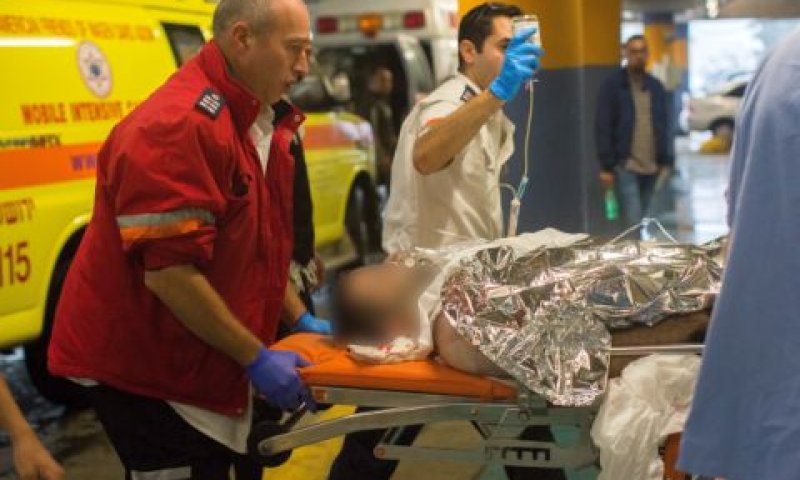 הפצוע פונה לבית החולים שערי צדק [צילום: יונתן סינדל / פלאש 90]