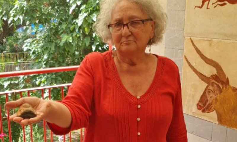 לידיה מרנר מחזיקה את הפסלון [צילום: עידן הורן רשות העתיקות]