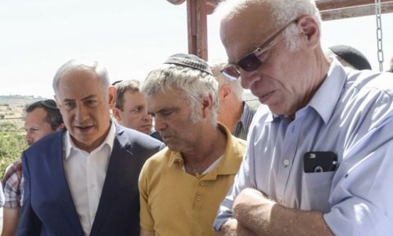 אריאל ונתניהו עם המשפחה השכולה [צילום: עמוס בן-גרשום/לע"מ]
