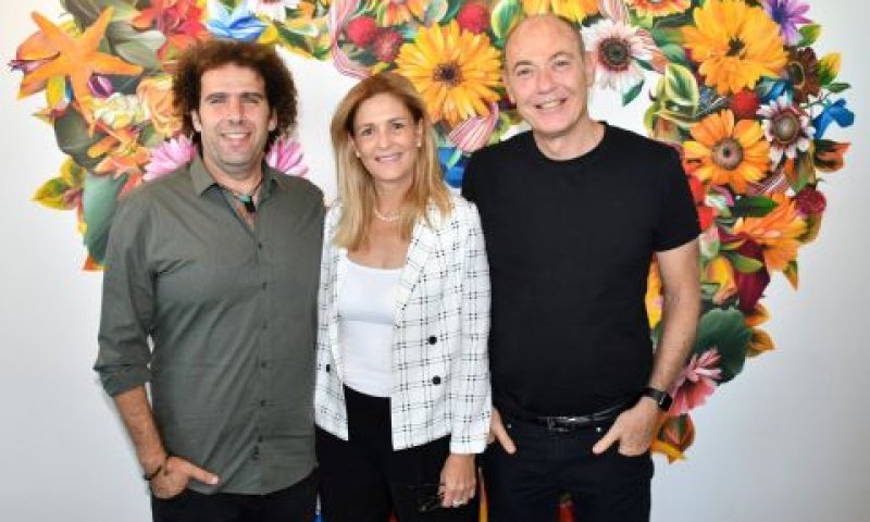 גבי ואתי רוטר עם יוסי גביזון [צילום: אביב חופי]
