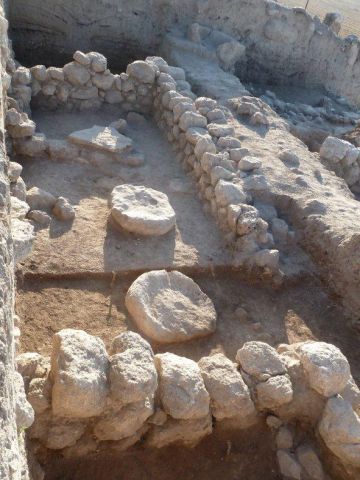 מבנה פולחני מתקופת הברזל הקדומה (תקופת השופטים) בתל בית-שמש [צילום: Dale Manor]