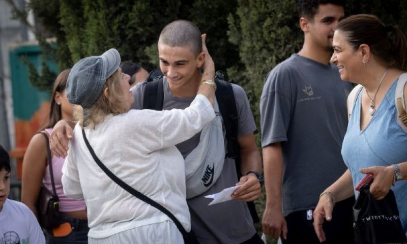חיבוק להבן [צילום ארכיון: מרים אלסטר/פלאש 90]