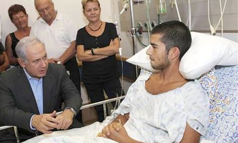 נתניהו מבקר חיילים פצועים בסורוקה [צילום: AP]