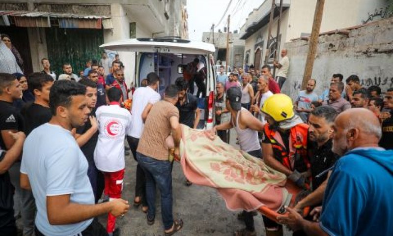 פינוי פצועים ברפיח. גלי תקיפה נרחבים בעזה [צילום: עבד רחים חטיב/פלאש 90]