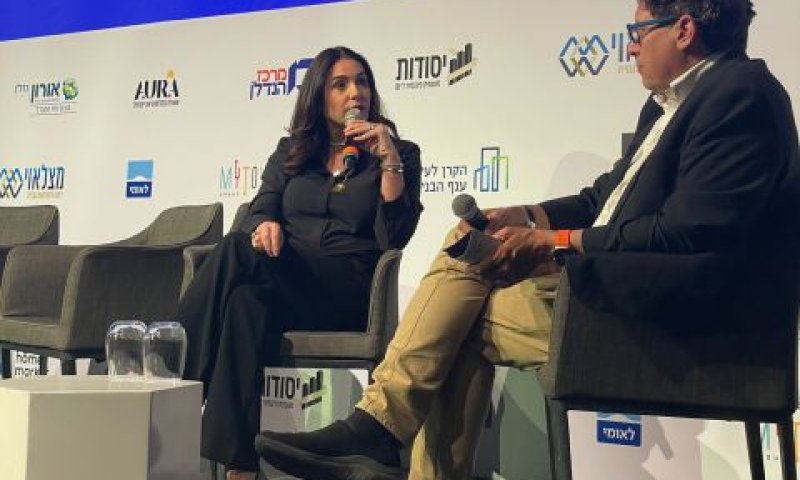 עופר פטרסבורג מראיין את השרה מירי רגב [צילום: דודו סאסי]