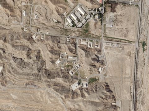 תמונת לוויין של מבנים שניזוקו בבסיס הצבאי של אירן פרצ'ין [צילום: Planet Labs PBC/AP]