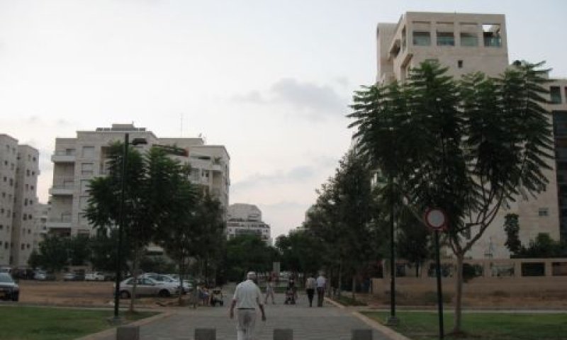 אם המושבות. 150,000 שקל יותר
