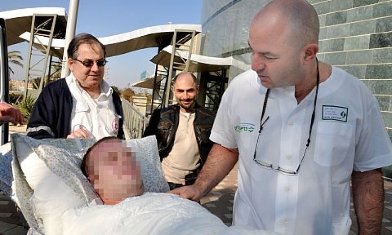 חייל גולני ברגע שחרורו מביה"ח [צילום: דוברות בי"ח סורוקה]