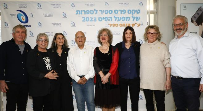 מנכ״ל מפעל הפיס עו״ד בנימין דרייפוס, אורלי קסטל-בלום, גיל הראבן, עופרה עופר אורן, יו״ר מפעל הפיס רו״ח אביגדור יצחקי, ראש מועצת הפיס לתרבות ואמנות דולין מלניק, תמי בצלאלי, חנוך מרמרי [צילום: סיון פרג']
