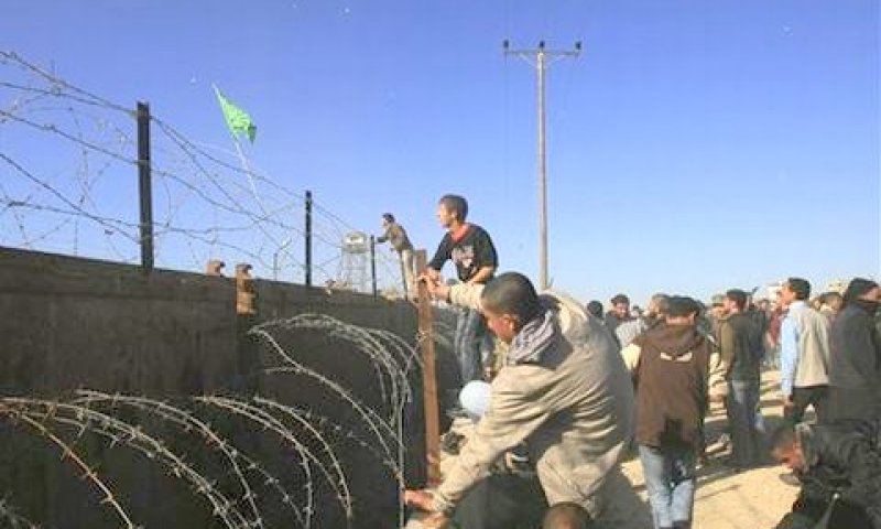 התפרעות הפלשתינים במעבר רפיח [AP]