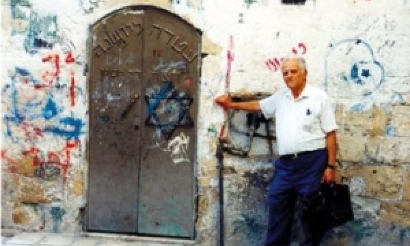 חצר רייסין. חוקיות אחרי 120 שנה (חוקר ירושלים שבתי זכריה בכניסה לחצר כולל רייסין בסוף רחוב הכרי 18.8.99)