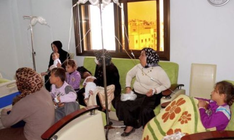 אזרחים סורים נבדקים לפגיעה מנשק כימי [צילום: AP]