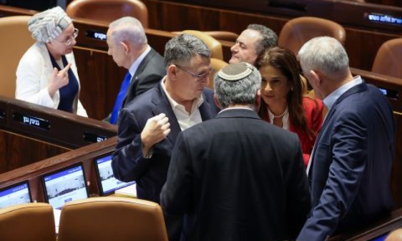 סער בהסתודדות עם ח"כים מסיעתו ומיש עתיד [צילום: נועם מושקוביץ/דוברות הכנסת]