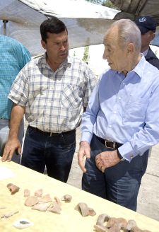 פרופ' עודד ליפשיץ מציג לנשיא מגוון ממצאים שהתגלו בחפירות רמת רחל [פבל שארגו, המכון לארכיאולוגיה, אוניברסיטת ת"א]