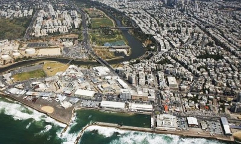 מחפשים דירות בקו החוף [צילום: אילן ארד]
