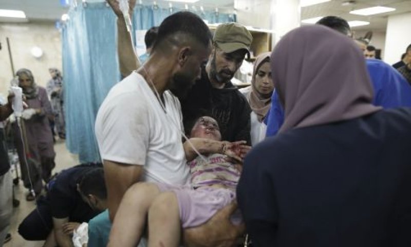 ילדה פלשתינית פצועה בדיר אל-בלאח מובלת לבית החולים [צילום: ג'האד אלשרפי/A]