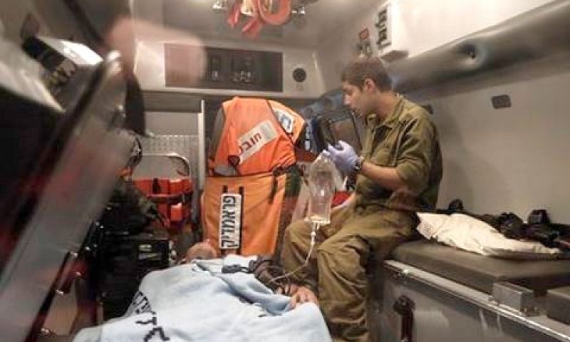 חייל פצוע מפונה באמבולנס צבאי [צילום: AP]