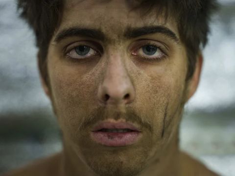 קו החזית, מחוז דונייצק. חייל אוקראיני מבועט מפגיעת פגז [צילום: AP/Evgeniy]