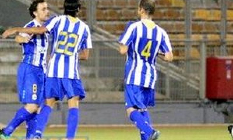 שחקני דפור חוגגים את ההעפלה לאופ"א [צילום: עמית מצפה/ONE]