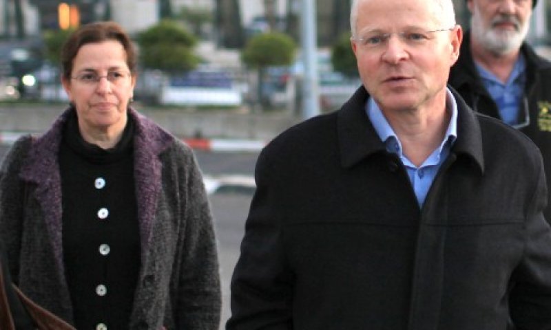 נועם ואביבה שליט מול משרד ראש הממשלה [צילום: פלאש 90]