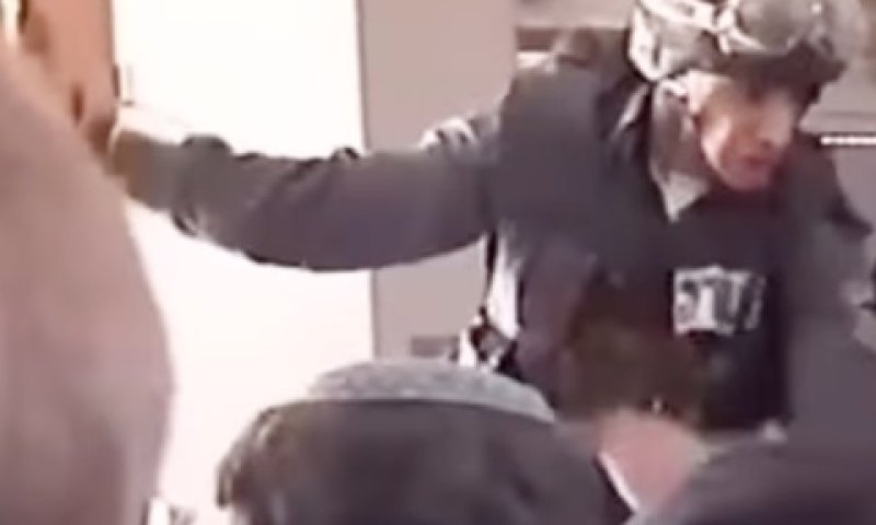 מהגר. נשלח לעבודות שירות [צילום: יוטיוב]