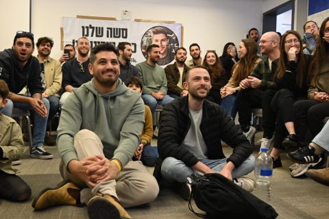 חבריו של סשה בציפייה לראותו [צילום: פאולינה פטימר]