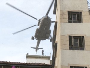 כוח קומנדו מוצנח לגג בניין חב"ד [צילום: AP]