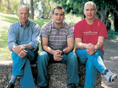 מימין לשמאל: פרופ' נועם סובל, ד"ר רפי חדד ופרופ' דוד הראל [צילום: מכון ויצמן]