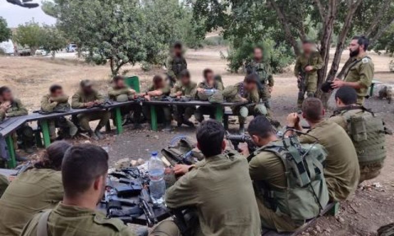 חיילים בשיחות צוות [צילום: דובר צה"ל]