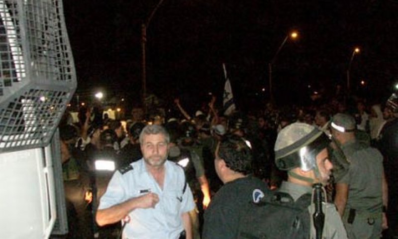 המהומות בעכו. מחולל המהומות - למעצר בית