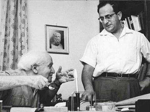 דוד בן-גוריון ומזכירו חיים נבון [צילום ארכיון: לשכת העיתונות הממשלתית]
