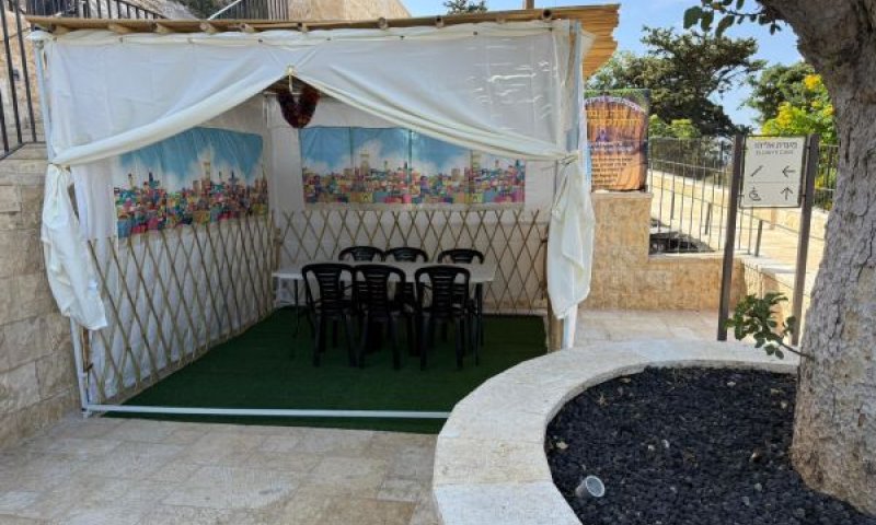 "שולחן חג ציבורי לכל ישראל". סוכה במערת אליהו