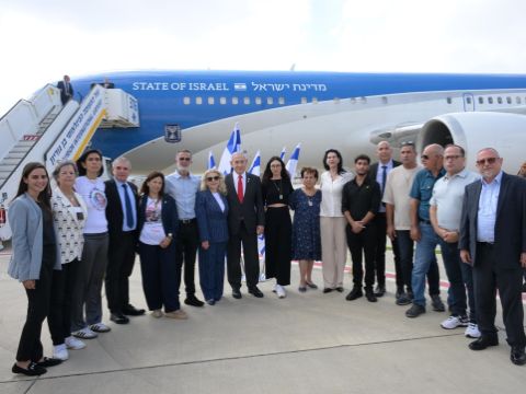 הזוג נתניהו עם משפחות החטופים [צילום: עמוס בן גרשום / לע״מ]